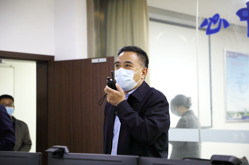 江校长指挥中心.jpg
