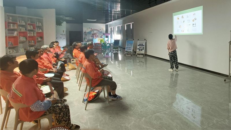 202207261658820918777645.jpg 数学与统计学院“环境保护”实践团赴常熟沙家浜唐北村开展垃圾分类知识宣讲.jpg