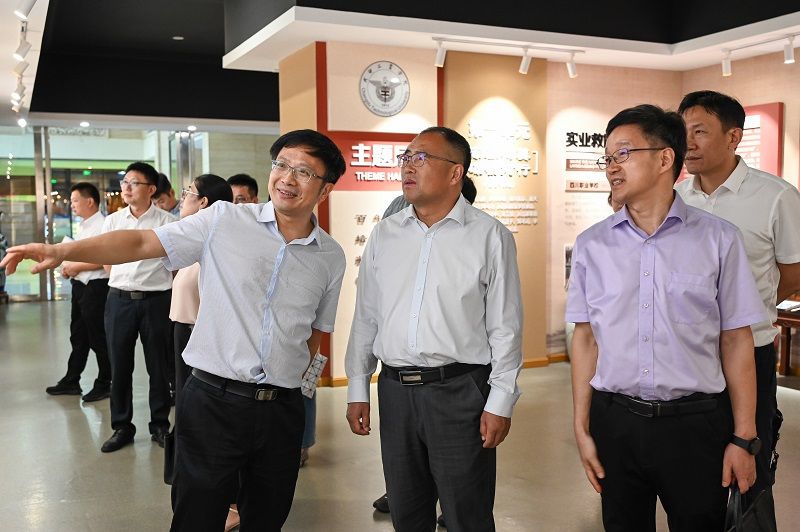 13参观成都工业学院校史馆.jpg