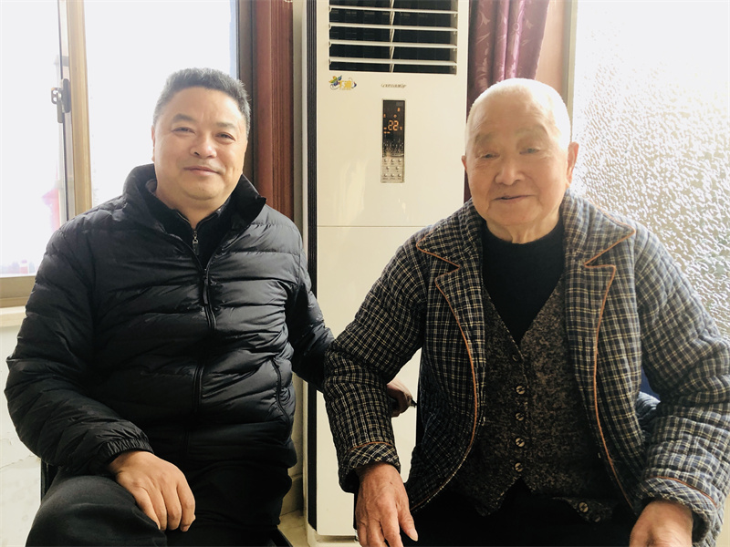 202201141642133935765835.jpg 张书记慰问卫菊根老师.jpg
