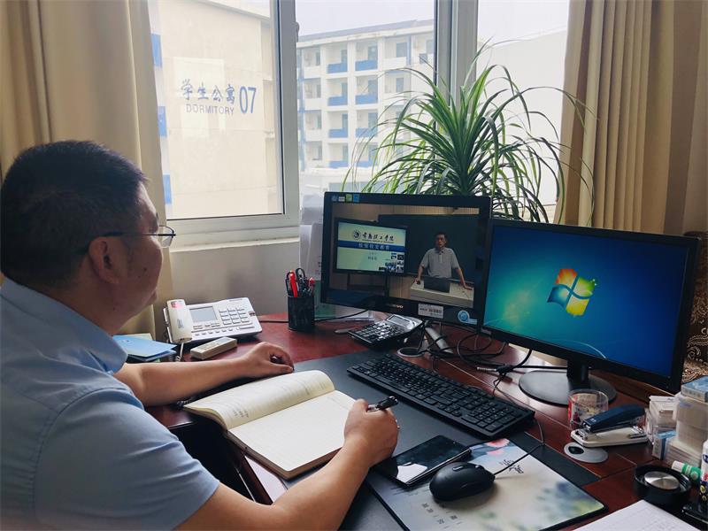 202109071630984088808423.jpg 师范学院学工书记跟听新生网课.jpg