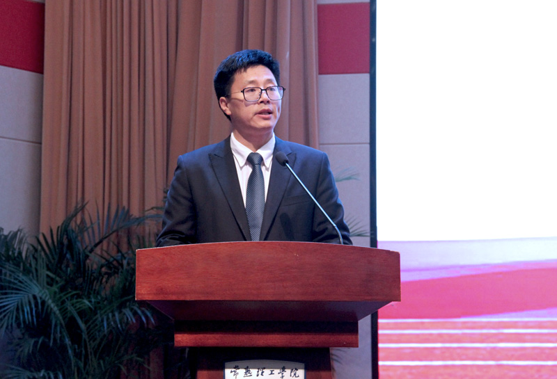 主持人李俊峰副校长.jpg