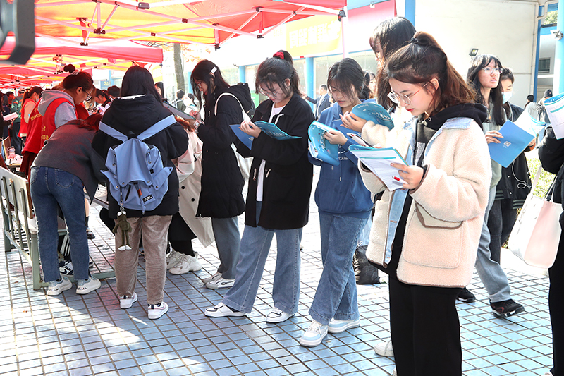 学生翻看生涯体验活动表.jpg