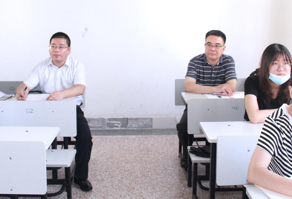 江作军校长和钱斌处长现场听课3.jpg