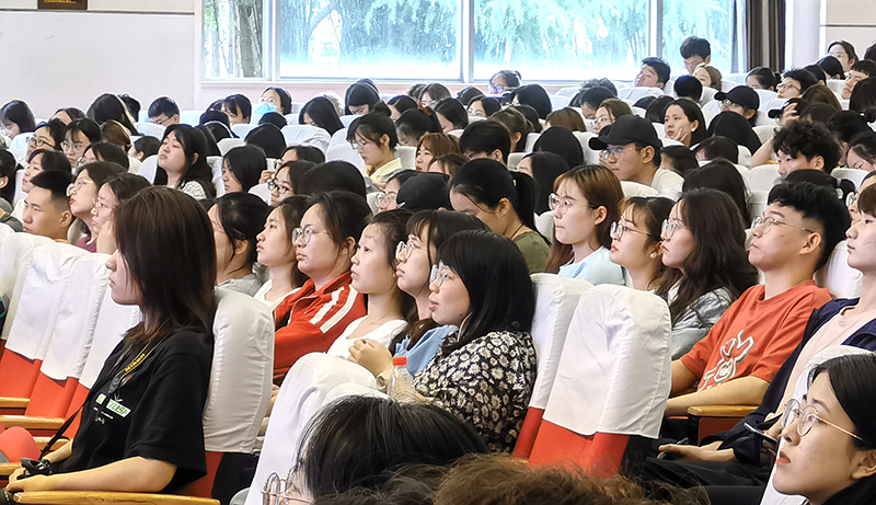 学生认真聆听1.jpg