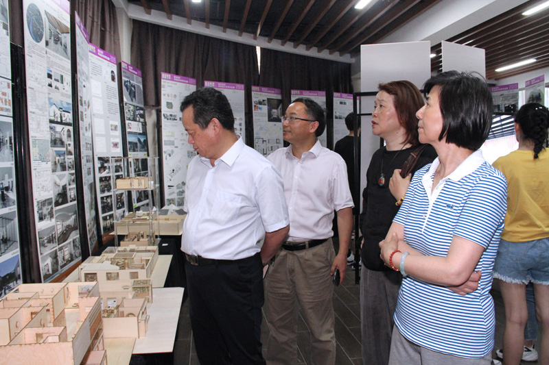6参观静态展01.jpg