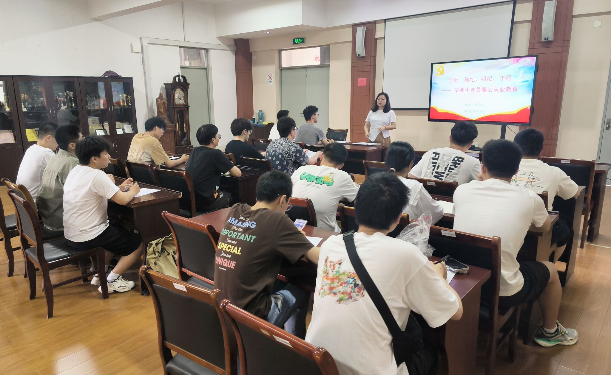 202406181718701293876172.jpg 2024.6.16 毕业生党员廉洁从业教育活动.jpg
