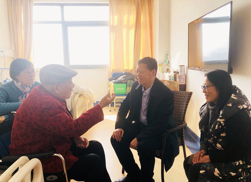 202201141642133716801938.jpg 朱书记慰问徐仁德.jpg