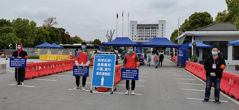 机械党员红袖章上岗啦_副本.jpg
