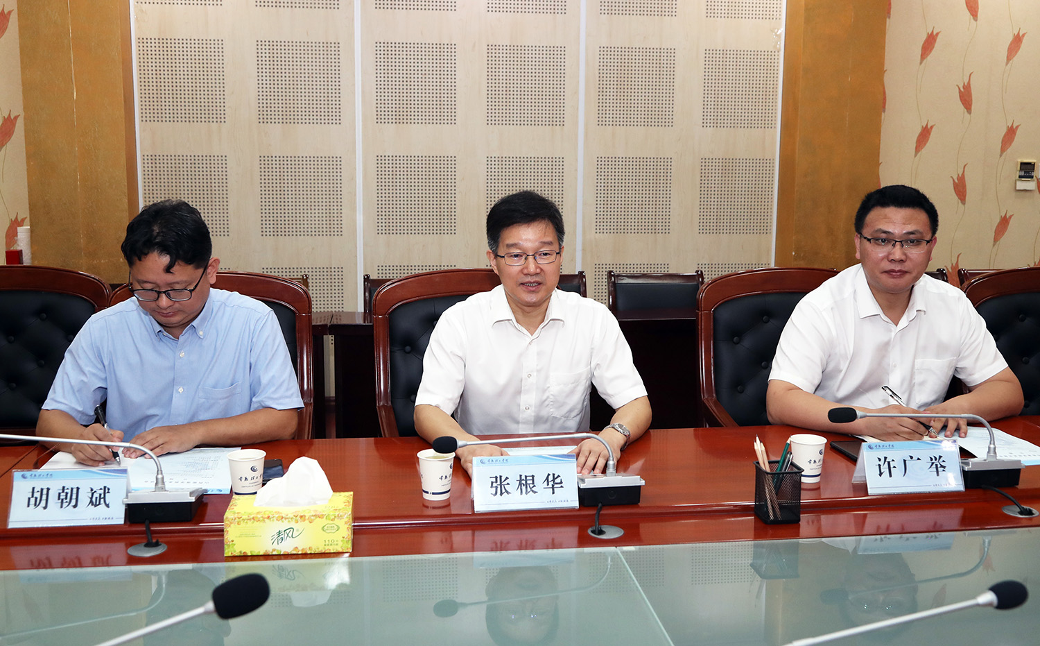 与会领导.JPG