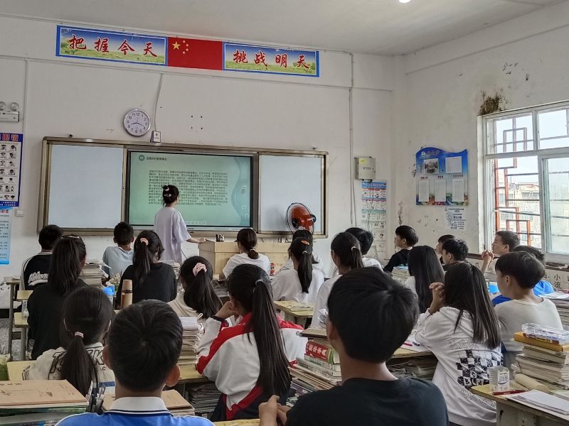 202207281658995436353949.jpg 机械工程学院“常理工学子赴三省乡村振兴暑期社会实践团”在贵州宣讲2.jpg