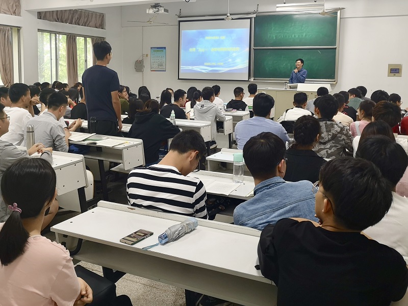 05.30李俊峰副校长为化材学子作形式与政策报告01.jpg