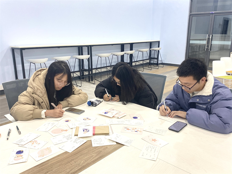202202141644804926240406.jpg 机械学子参与“希望班”阅读工程建设 ,给希望班学生寄送明信片.jpg