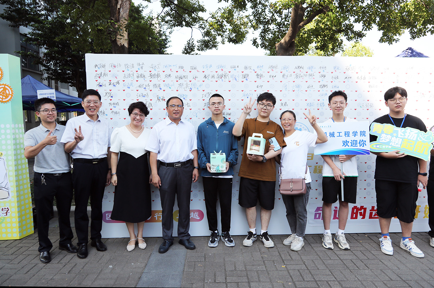 202309101694335373267291.jpg 王培君书记在机械工程新生报到处2与新生合影.JPG