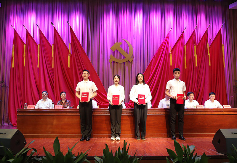 202207011656667567662965.jpg 颁奖4-校级优秀共产党员学生代表.JPG