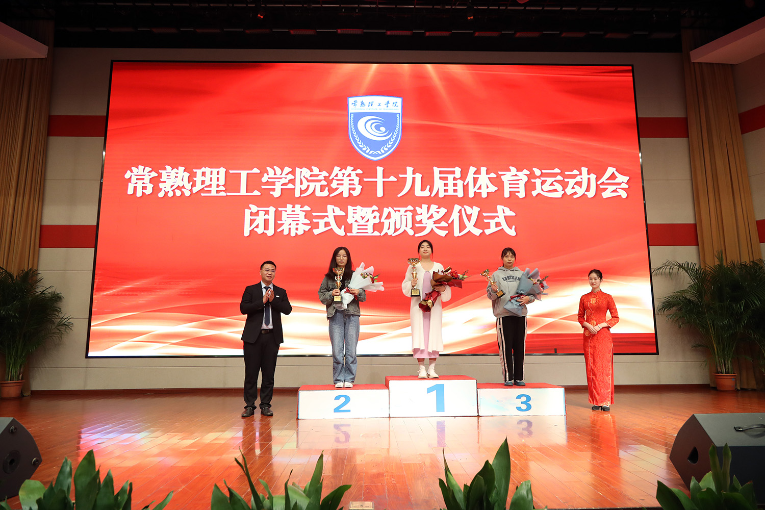 7许广举教务处副处长为排球比赛前三名代表队颁奖1.JPG