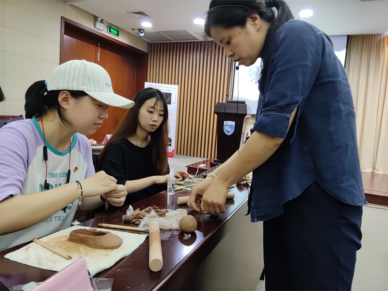 202106071623037902242499.jpg 陆招妹老师现场指导.JPG
