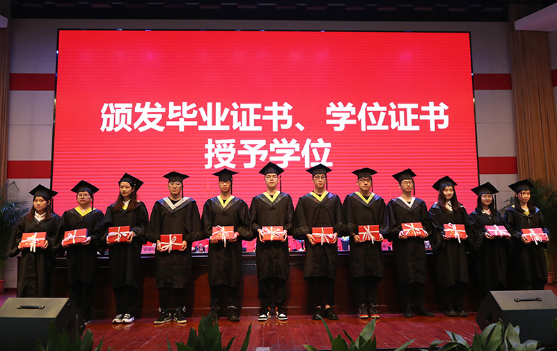 202206201655701045693137.jpg 颁发毕业证书.JPG