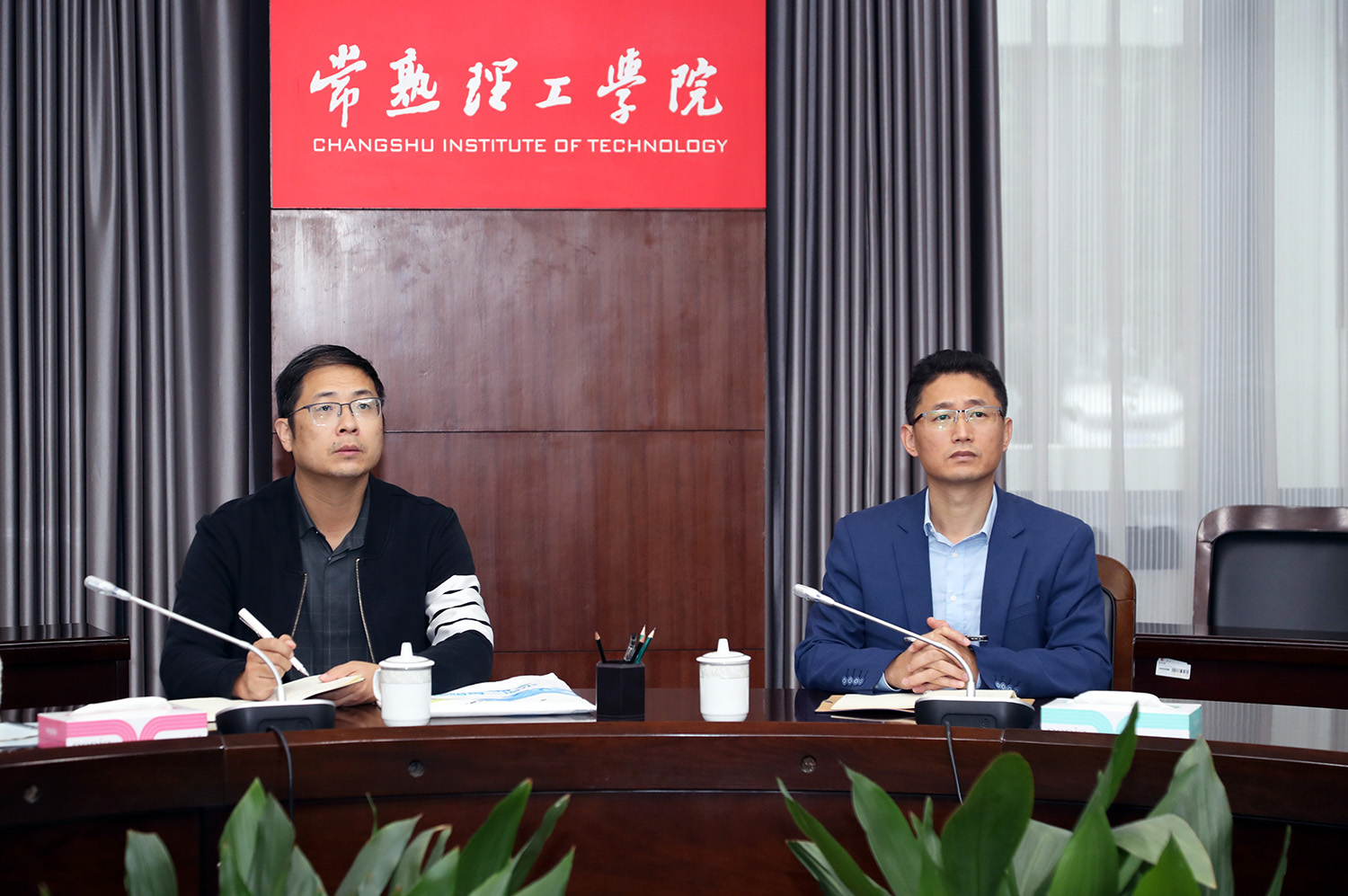与会领导.JPG