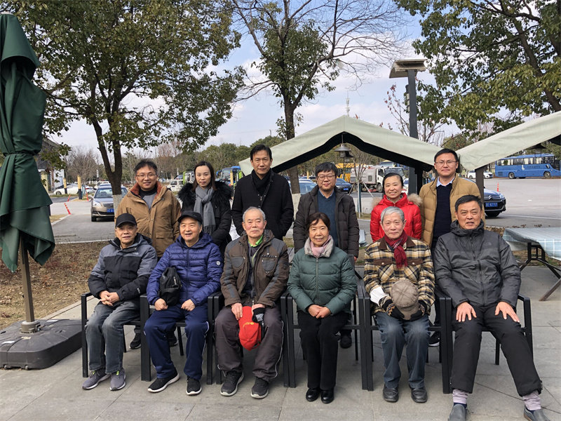 202201141642134408328407.jpg 电气与自动化学院慰问退休教师.jpg