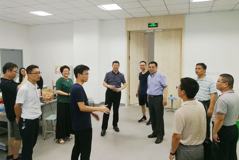 听取物理实验室老师介绍暑期实验室工作情况.jpg