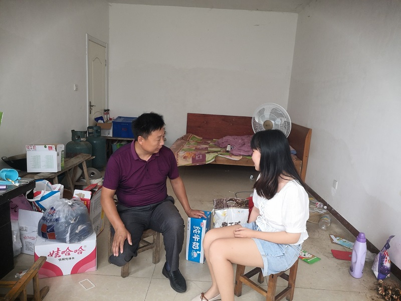 202007161594902389263125.jpg 材料学院暑期走访慰问贫困生.jpg