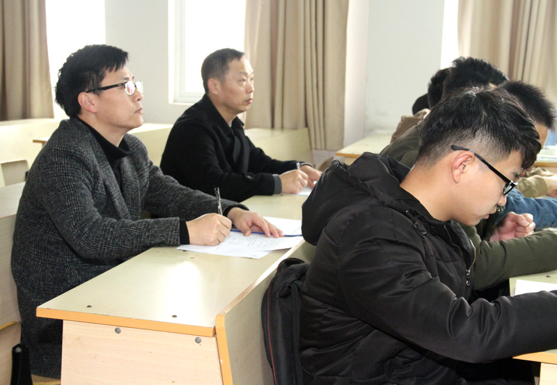 李俊峰副校长现场听课4.jpg