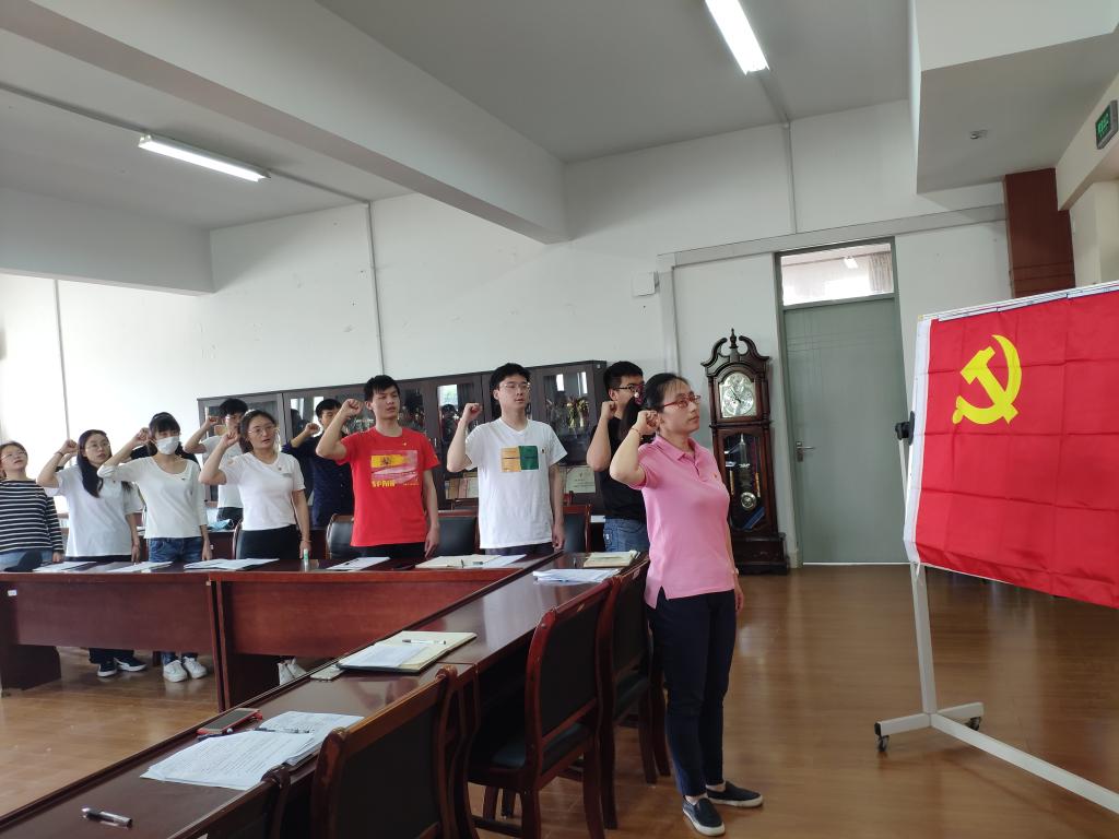202005281590671245649829.jpg 2.入党宣誓.jpg