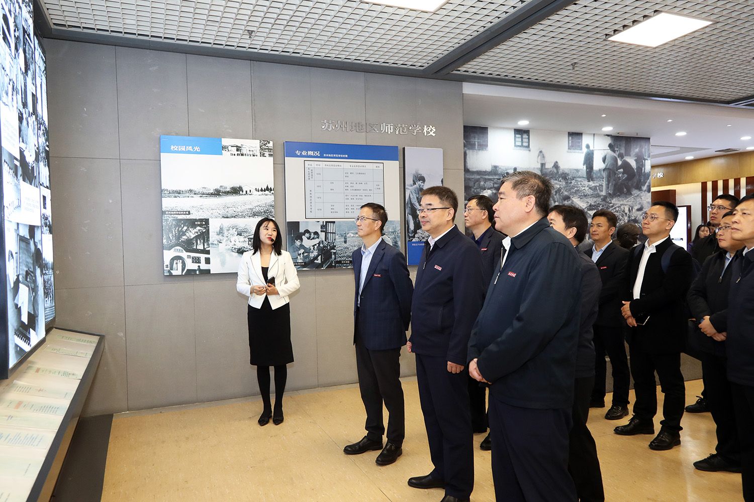 202311221700643363716130.jpg 参观校史馆4.JPG