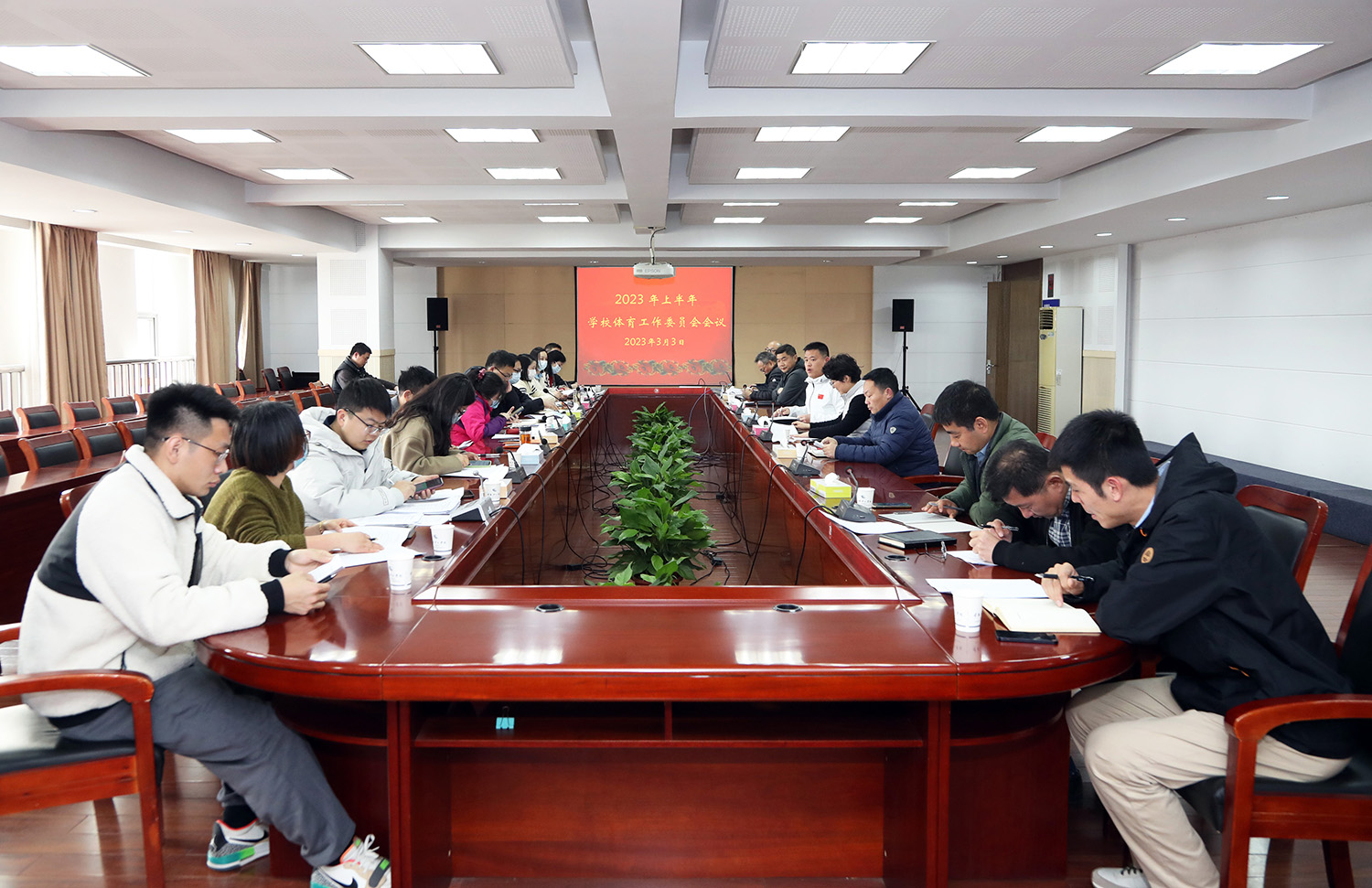 会场带会标.JPG