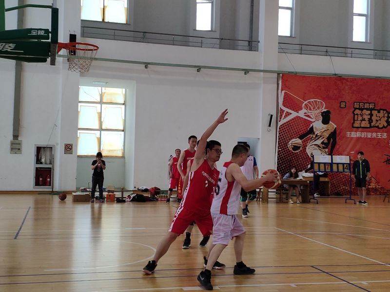 201906031559522308305896.jpg 贴身防守.jpg
