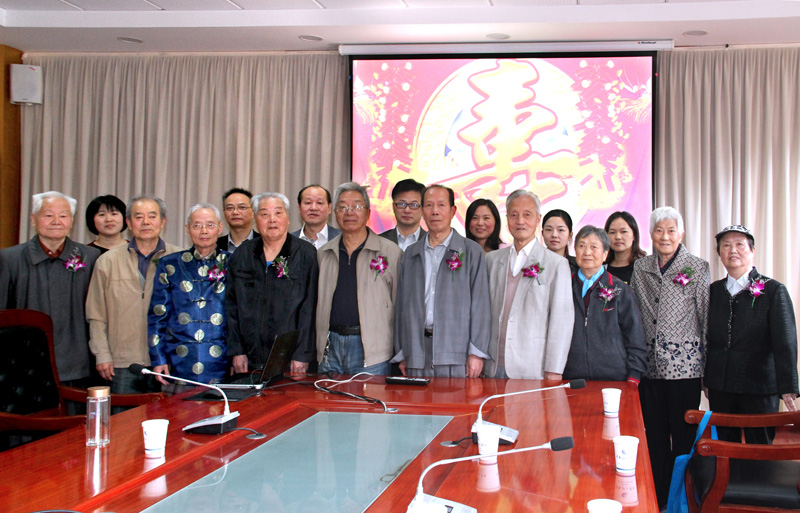 离退休工作领导小组成员为80岁寿星佩戴胸花并合影留念.jpg