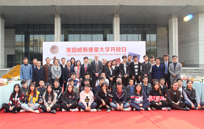 201711101510303577313592.jpg 金融专业同学和与会领导合影留念.jpg