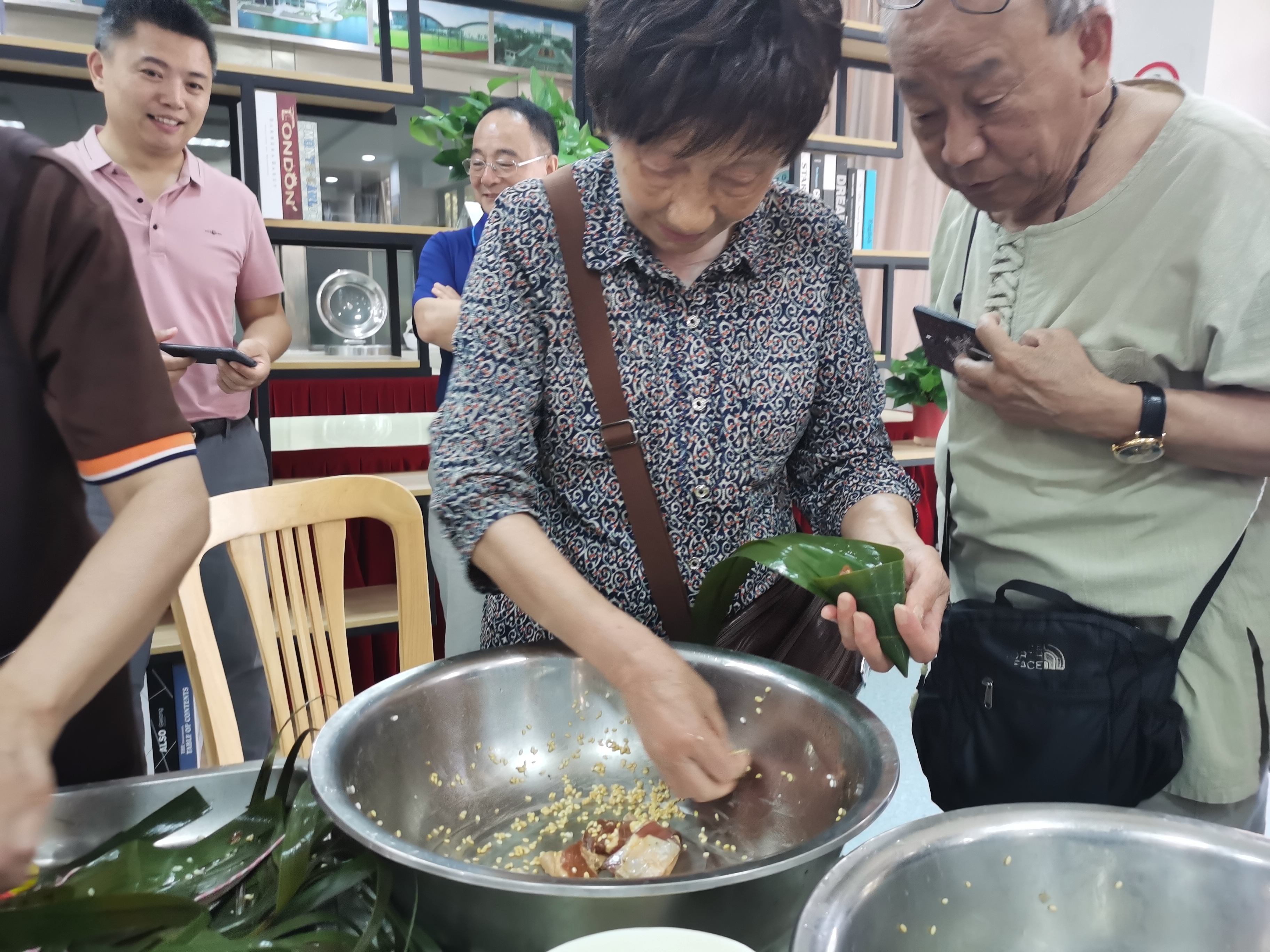 202106101623285177933868.jpg 端午节包粽子1.jpg