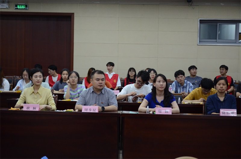 202106071623037821969391.jpg 参与活动的领导和嘉宾.JPG
