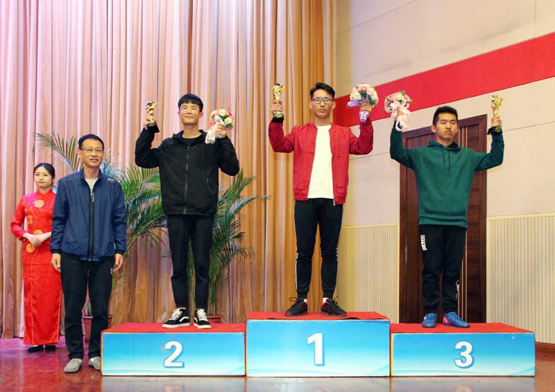 14体育部直属党支部书记王庆贤为获得本届体育运动会羽毛球团体比赛前3名代表队颁奖.jpg