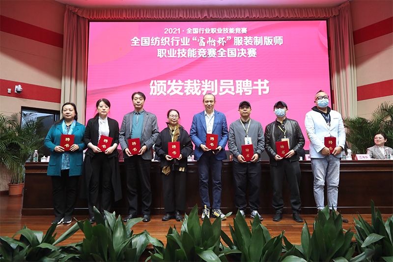 202110291635505020908787.jpg 9裁判员代表宣誓.jpg