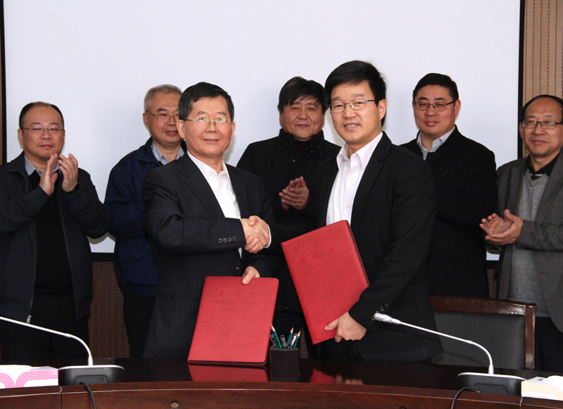 201803231521795725858887.jpg 签约人张根华副校长和张永芳副董事长兼总经理.jpg