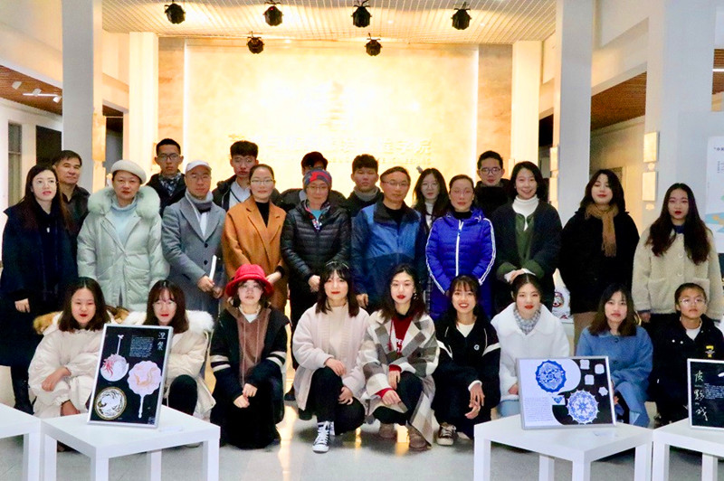 201912271577379722972345.jpg 学院领导与参展学生合影_副本_副本.jpg