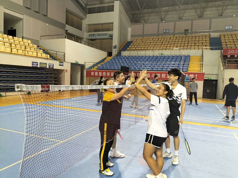 202211231669204143502520.jpg 材料工程学院举行师生羽毛球友谊赛.jpg