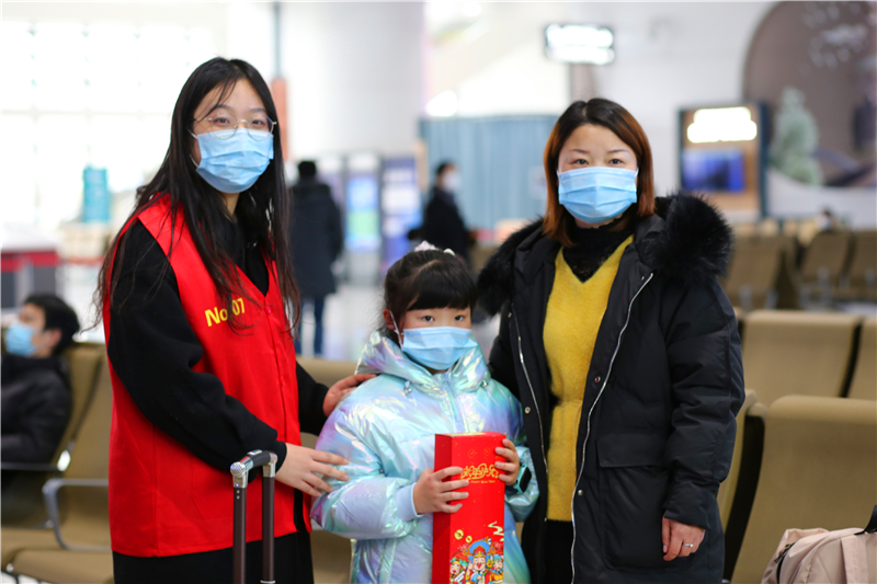 202103051614929150620113.jpg 数统学院--探访常熟高铁站,为旅客送祝福.JPG