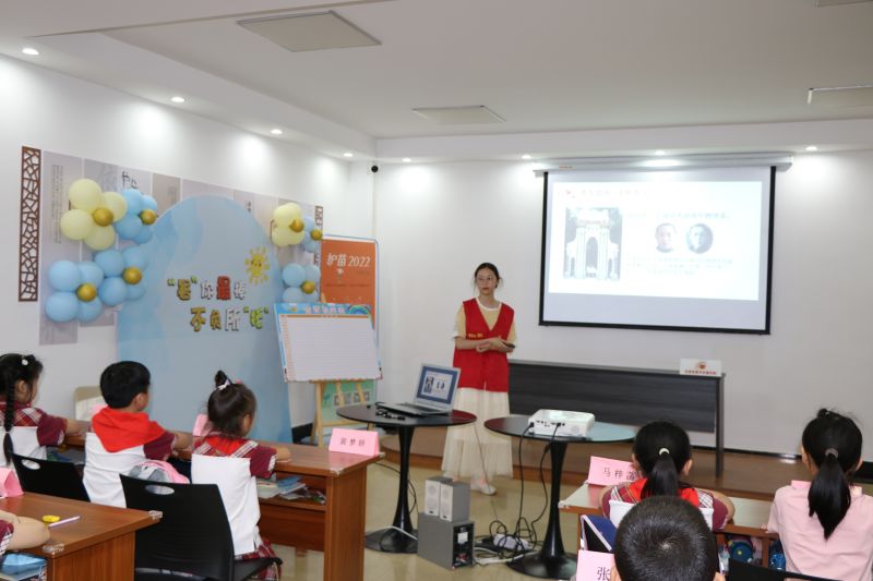 202207261658820768681707.jpg 生物与食品工程学院“讲好院士故事,弘扬科学家精神”暑期社会实践团在常熟社区给小朋友讲王淦昌院士的事迹.jpg