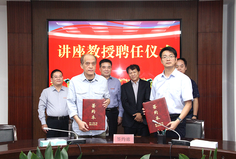 202009251601017455822272.jpg 扈文庄教授和我校签约.jpg