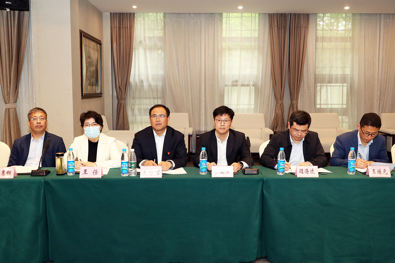 与会领导.JPG