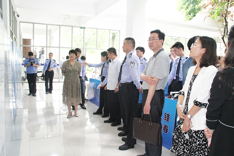 202106021622634771814109.jpg 主持人为王任副校长介绍现场的五个展区2.jpg