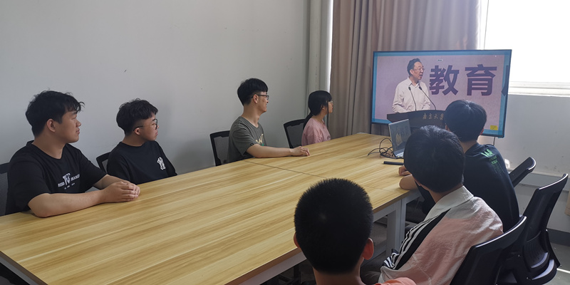 202105101620610050692850.jpg 学生观看.jpg