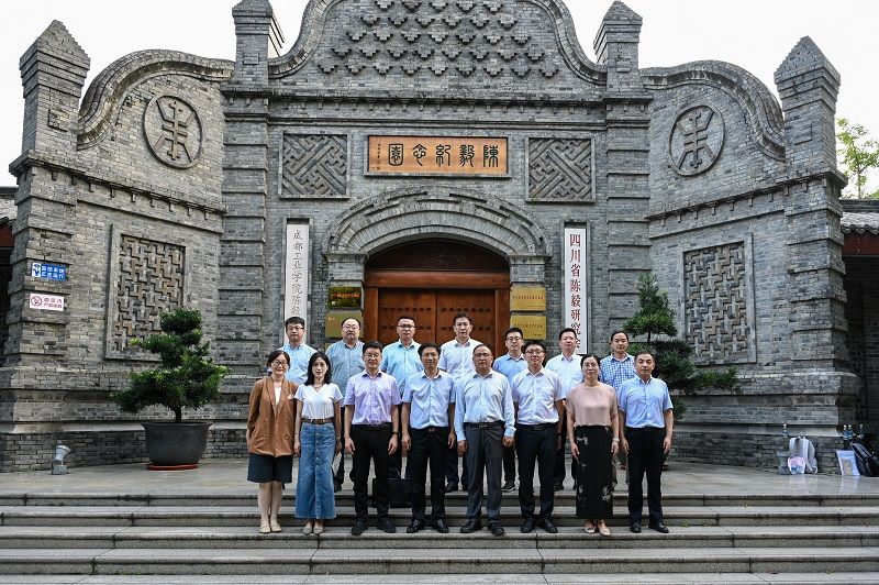 14参观成都工业学院陈毅纪念园.jpg