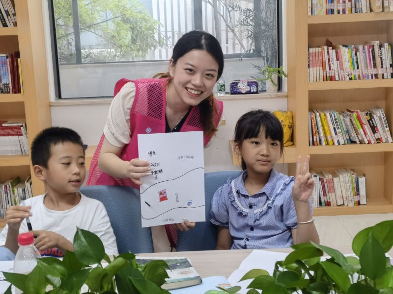 202207281658995702710005.jpg 师范学院赴湖北“益起‘悦’读,‘书’送希望”暑期阅读成长营实践团在辛庄开展《自定义封面》艺术创作活动_看图王.jpg