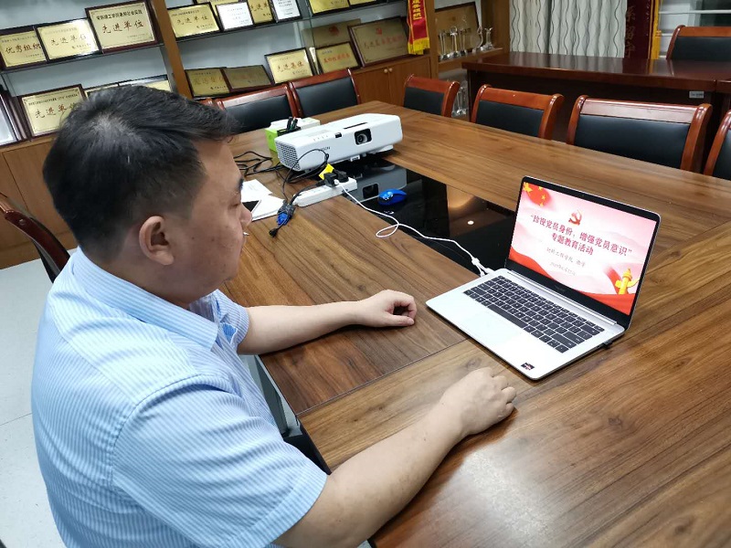 谢学进行毕业生教育.jpg