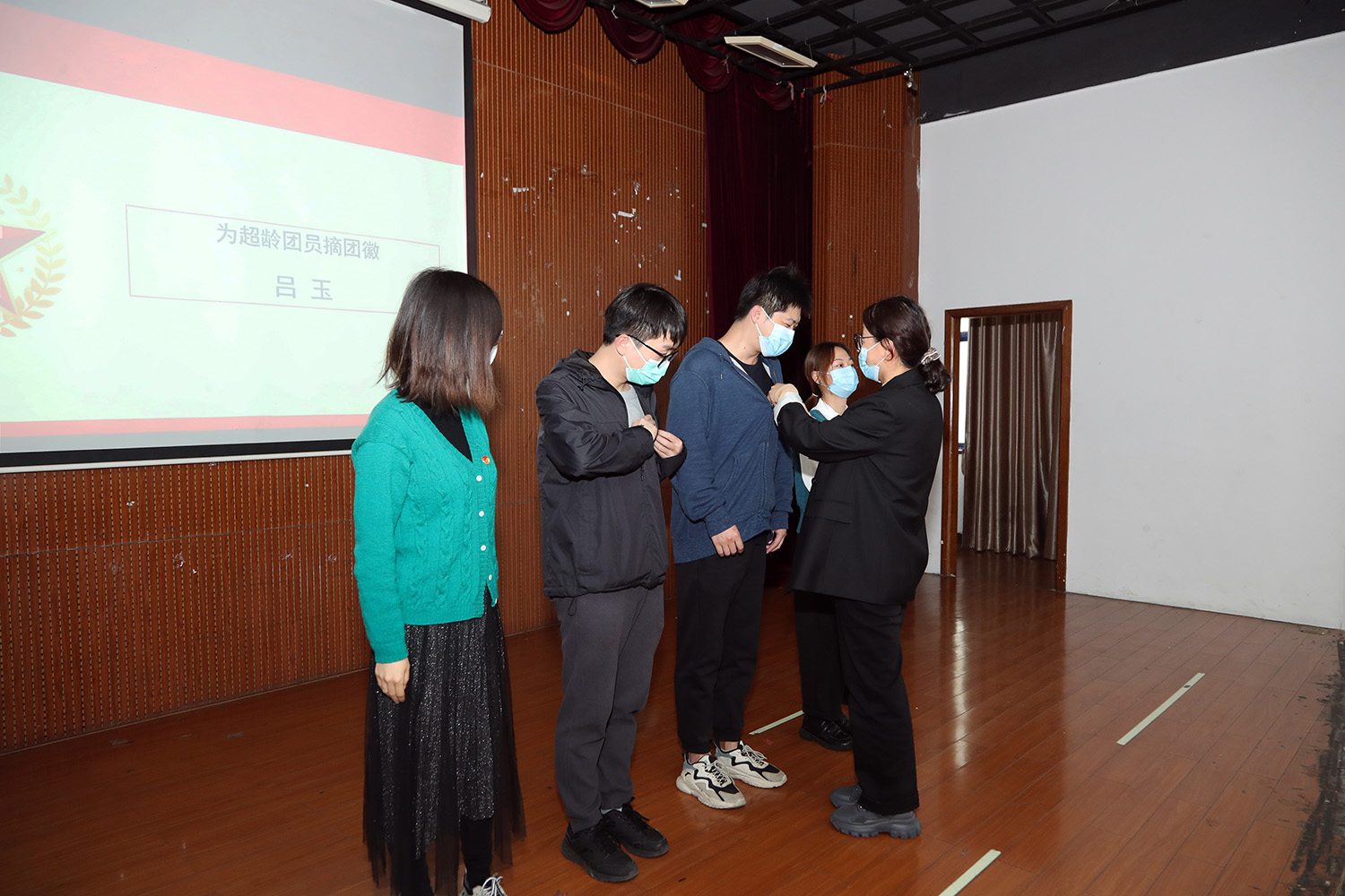 吕玉为超龄团员摘团徽.JPG
